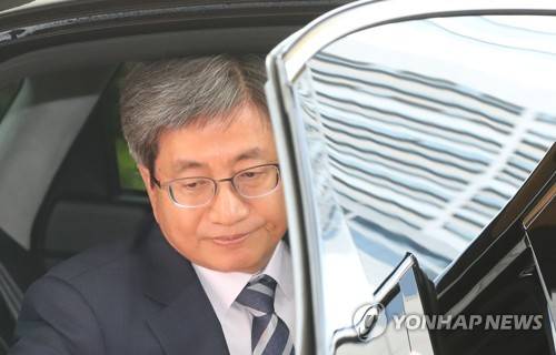 '재판거래' 후속조치 결정 앞둔 김명수 대법원장 (서울=연합뉴스) 김주성 기자 = 김명수 대법원장이 15일 오전 서울 서초동 대법원으로 출근하고 있다.  utzza@yna.co.kr