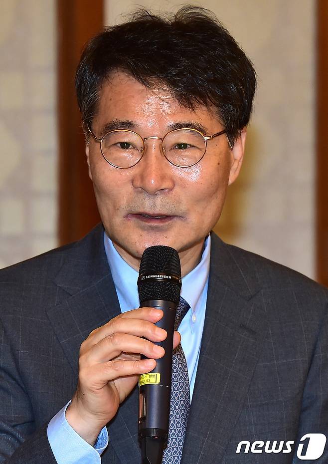 장하성 청와대 정책실장이 15일 오전 서울 종로구 삼청동 총리공관에서 열린 고위당정협의회에서 모두발언을 하고 있다.2018.5.15/뉴스1 © News1 이광호 기자