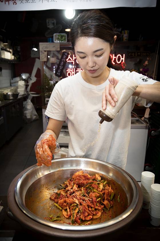 전 씨가 시식용 홍어 무침을 만들고 있다. 장진영 기자