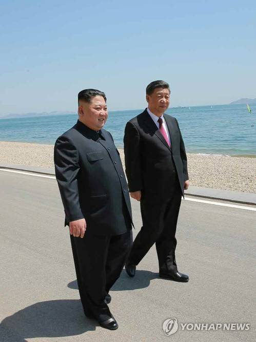 시진핑·김정은, 다롄 해변 산책 (서울=연합뉴스) 북한 노동당 기관지 노동신문이 9일 게재한 김정은 국무위원장의 중국 랴오닝(遼寧)성 다롄(大連) 방문 모습. 김 위원장이 시 주석과 다롄 해변을 거닐고 있다.2018.5.9       [국내에서만 사용가능. 재배포 금지. For Use Only in the Republic of Korea. No Redistribution]