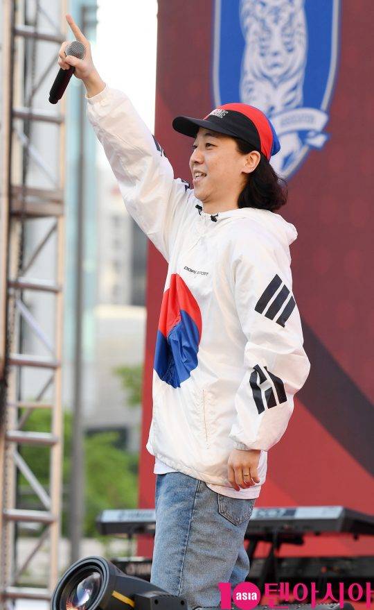 래퍼 넉살이 18일 오후 서울 광화문광장에서 진행된 2018 러시아 월드컵 한국VS스웨덴 전에 앞서 펼쳐진 거리응원전에 참석해 열띤 무대를 펼치고 있다.