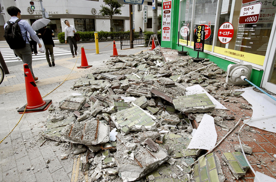 오사카 강진으로 이바라키 지역에 부서진 건물 잔해가 흩어져 있다. [교도=연합뉴스]