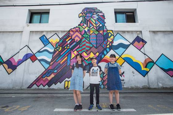 '2014 URBAN UP SEOUL' 프로젝트에 참여한 태국 작가 루킷의 벽화 작품.
