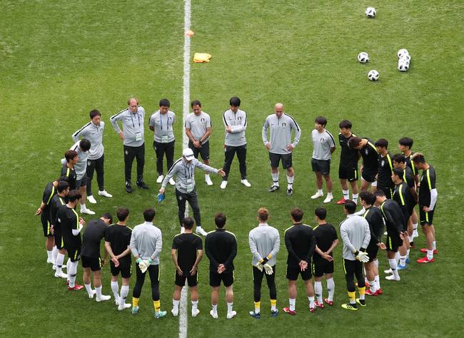 2018 러시아 월드컵 F조 조별리그 1차전 스웨덴전을 하루 앞둔 17일 오후(현지시간) 러시아 니즈니 노브고로드 경기장에서 대한민국 축구대표팀이 훈련하고 있다. 사진=연합뉴스