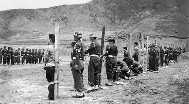 군경에 체포되어 사형대에 오른 빨치산. (사진-미국 국립문서기록보관청)