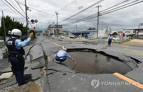 日오사카에 규모 6.1 지진…3명 사망, 철·도로 마비 (오사카 AFP=연합뉴스) 18일 오전 일본 오사카부(大阪府)에서 규모 6.1로 추정되는 지진이 발생해 다카쓰키(高槻)시 지역의 도로가 꺼진 채 물이 고여있다. 이번 지진으로 최소 3명이 숨지고 철도, 도로 등의 운행이 중단되거나 지연됐다.  lkm@yna.co.kr