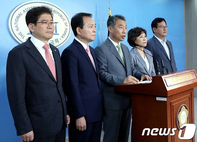 자유한국당 초선의원들이 15일 오전 서울 여의도 국회 정론관에서 성명서를 발표하고 있다. 2018.6.15/뉴스1 © News1 박정호 기자