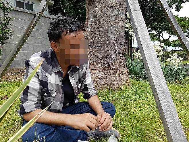 예멘인 모하메드가 18일 제주출입국·외국인청에서 기자에게 제주도에 들어온 경위를 설명하고 있다.