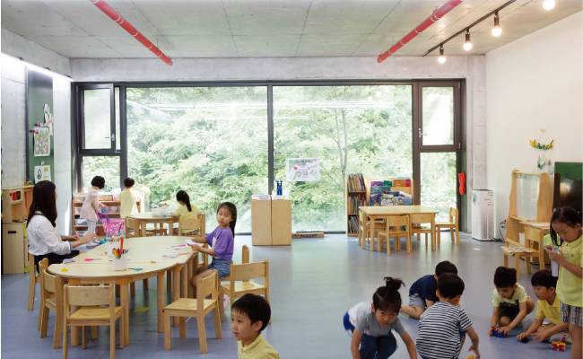 3층 7세 학급의 수업 풍경. 소실봉의 우거진 녹음과 환한 빛이 교실로 쏟아진다.