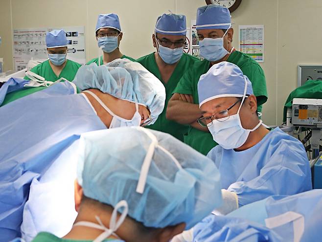 순천향대천안병원 흉부외과 이승진(오른쪽 1번째) 교수가 브라질 의사들에게 오목가슴 교정술을 전수했다.