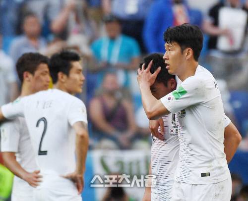 축구대표팀의 손흥민이 18일 오후(현지시간) 러시아 니즈니노브고로드 스타디움에서 진행된 2018 러시아 월드컵 스웨덴과의 경기에서 0-1로 패한 뒤 김민우를 위안하고있다. 2018.06.18. 니즈니노브고로드(러시아) | 김도훈기자 dica@sportsseoul.com