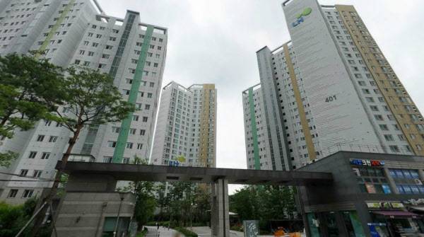 2년만에 개발이 본격화하는 과천 주암지구에는 헐값 보상을 반대하는 플래카드가 나붙어 있다. /네이버 거리뷰