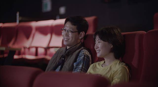 정가영 감독 ‘극장에서 한 생각’ - ‘극장’을 주제로 한 세 가지 에피소드를 엮은 ‘너와 극장에서’는 멀티플렉스에 익숙한 관객들에게 단관 극장이 품고 있는 고유의 정서와 추억을 불러 일으킨다. 서울독립영화제 제공