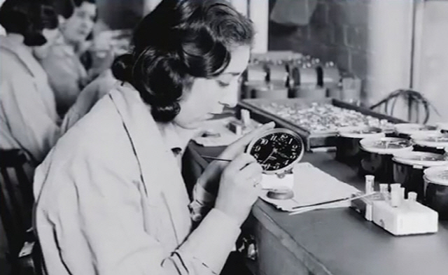 20세기 초 미국의 한 여공이 라듐 도료를 시계에 칠하고 있다. /사진제공=사일런스북
