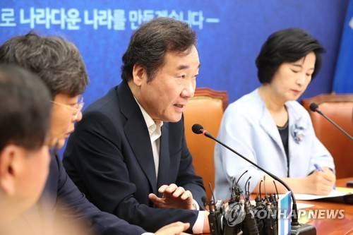고위당·정·청 회의에서 발언하는 이낙연 (서울=연합뉴스) 김주형 기자 = 이낙연 국무총리(가운데)가 20일 오전 국회에서 열린 고위당·정·청 회의에 참석해 발언하고 있다. 오른쪽은 더불어민주당 추미애 대표.     kjhpress@yna.co.kr