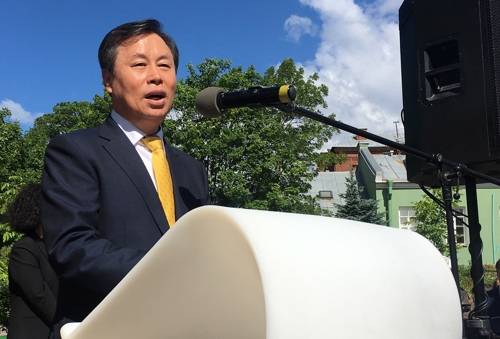 러시아 박경리 동상 제막식 도종환 문화체육관광부 장관이 20일 러시아 상트페테르국립대 현대조각정원에서 열린 박경리 작가 동상 제막식에서 축사를 하고 있다. 2018.6.20 [문화체육관광부=연합뉴스]