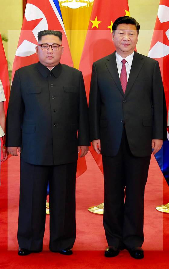 김정은 북한 국방위원장이 19일 세번째 중국을 방문해 시진핑 주석과 기념촬영하고 있다. [EPA=연합뉴스]