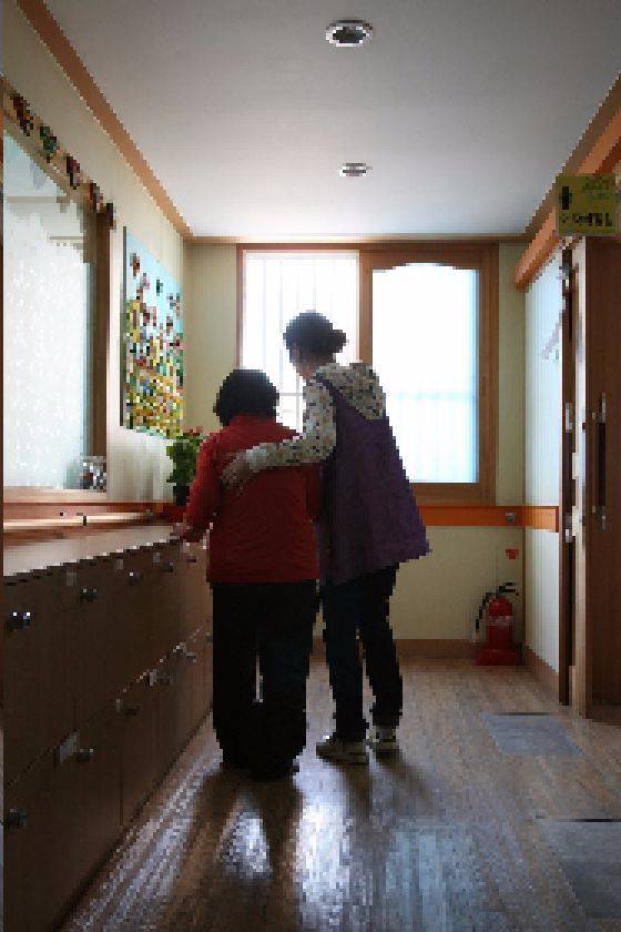 요양보호사는 전문교육을 이수하고 국가 자격증을 취득한 인력이다. 인격적으로 존중하고 대우함으로써 수급자인 어르신께 요양보호사의 따뜻한 손길이 되돌아온다. [프리랜서 공정식]