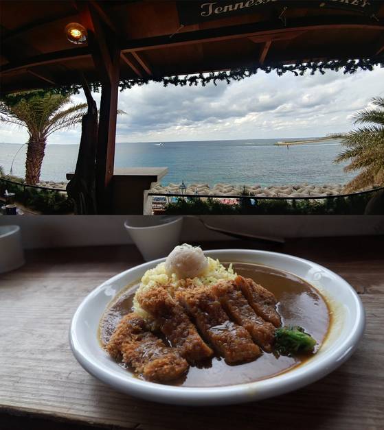 점심을 먹은 카레식당에서 바라본 바닷가 풍경이다. 카레의 맛은 그냥저냥 그랬다. [사진 현종화]