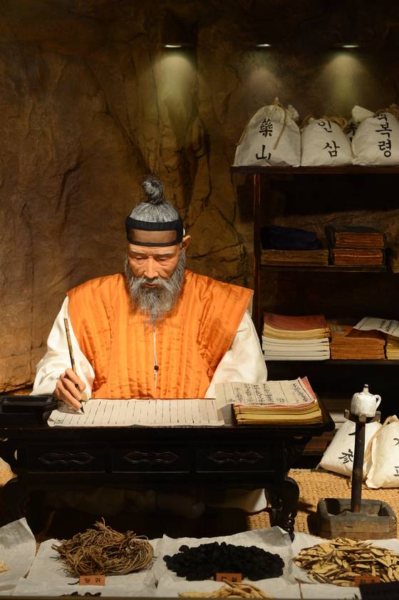 동의보감을 집필하고 있는 허준의 모습을 재현한 모형. 허준은 가양동 바위굴 '허가바위'에서 동의보감을 집필한 것으로 알려져 있다. [사진 허준박물관]
