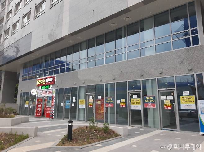 서울 마곡역 앞의 한 유명 오피스텔 1층 상가. 입주를 시작한지 1년이 됐지만 1층 상가가 텅 비어있다. /사진=김희정 기자 dontsigh@mt.co.kr