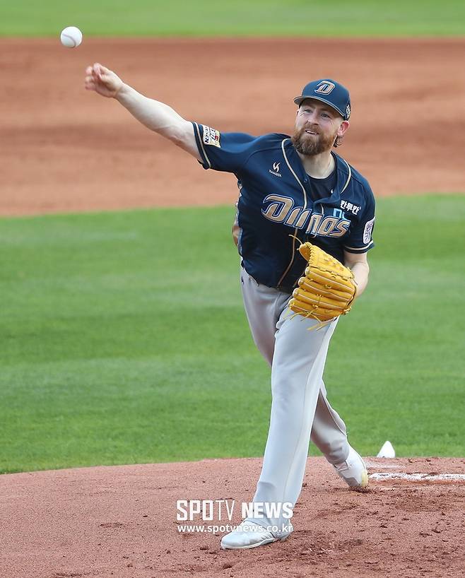 ▲ 에릭 해커가 넥센 히어로즈 유니폼을 입는다.