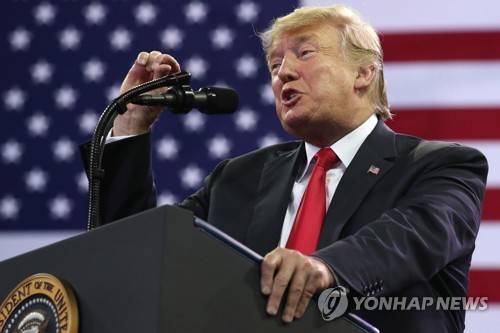 도널드 트럼프 미국 대통령이 20일(현지시간) 미네소타주 덜루스에서 열린 유세에서 연설하고 있다. [로이터=연합뉴스]