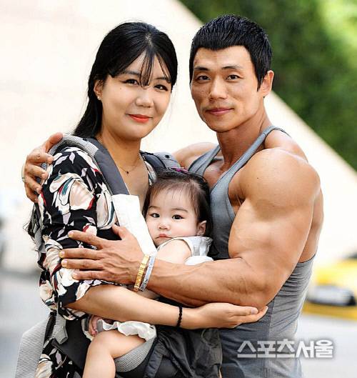 나바코리아 WFF 아시아 클래식 대회장에서 박성용이 그의 아내인 김도문씨와 딸인 하엘양과 기념촬영을 하고 있다. 이주상기자 rainbow@sportsseoul.com
