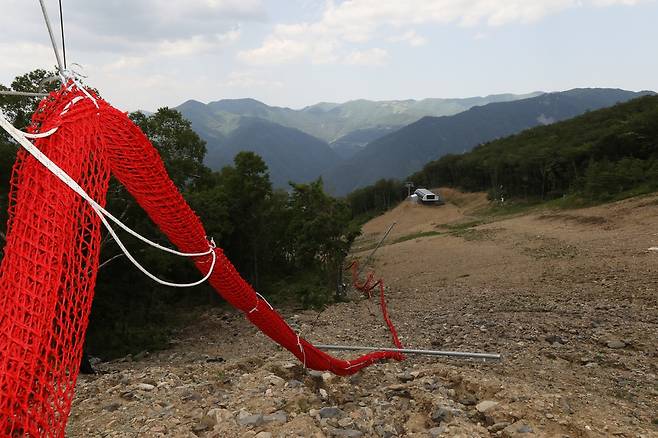 스키장 슬로프 주변엔 겨울올림픽 때 사용했던 그물망이 둘둘 말린 채 방치되어 있다. 정선/김봉규 선임기자