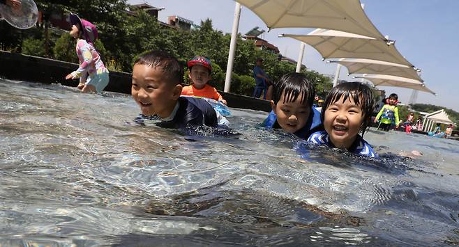 올해 들어 가장 더운 날씨를 보인 22일 오전 서울 송파구 성내천 물놀이장에서 가락본동 어린이집 아이들이 즐겁게 물놀이를 하고 있다. 백소아 기자