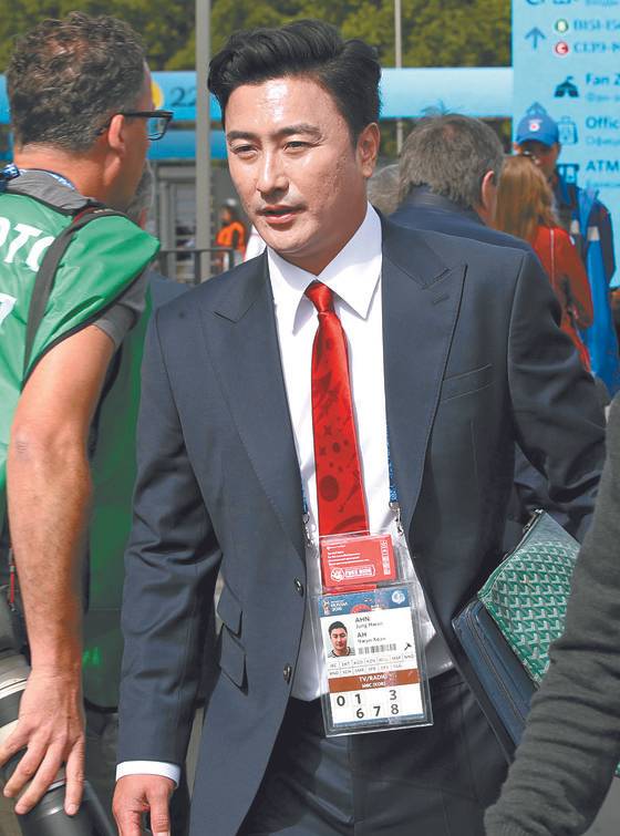 안정환 해설위원이 2018 러시아 월드컵 개막일인 14일 러시아 모스크바 루즈니키 스타디움으로 들어서고 있다. [연합뉴스]