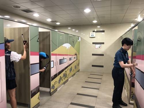 몰카 합동점검 현장 (서울=연합뉴스) 서울 동대문경찰서와 여성가족부 인권지원팀, 동대문구청 여성안심보안관이 지난 20일 서울 동대문구의 한 공중화장실에서 불법 촬영기기(몰카)가 있는지 합동 점검하고 있다. 2018.6.22 [서울 동대문경찰서 제공=연합뉴스]
