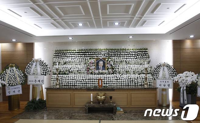 김종필 전 국무총리가 별세한 23일 서울아산병원 장례식장에 마련된 빈소에 문재인 대통령과 이낙연 국무총리, 정세군 국회의장 조화가 놓여 있다. 김 전 총리는 이날 아침 서울 신당동 자택에서 호흡곤란 증세를 일으켜 순천향병원 응급실로 이송돼 심폐소생술을 받았으나 회복하지 못하고 숨졌다. 2018.6.23/뉴스1 © News1 황기선 기자