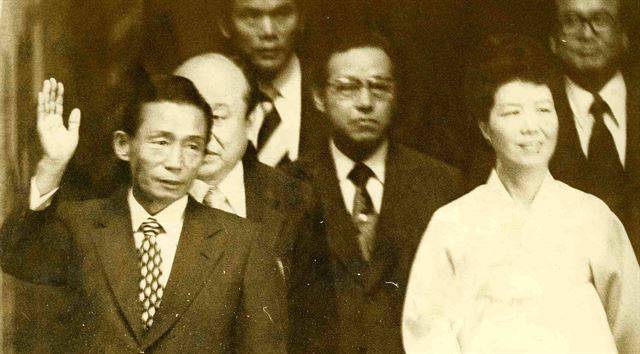 1973년 제28주년 광복절 기념식에서 손을 흔들며 시민들에게 답례하는 박정희 대통령 내외와 함께 있는 김 전 총리. 연합뉴스