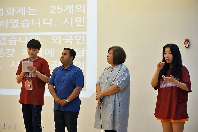 <꿈, 떠나다> 상영후의 관객과의 대화에서의 섹 알마문 감독(좌측 두번째)과 정혜실 MWTV이주민방송 공동대표(우측 두번째) ⓒ야마다다까꼬