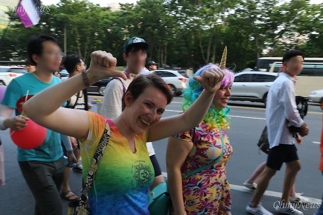 23일 대구에서 열린 대구퀴어축제 참가자들이 자긍심의 퍼레이드에 나서자 함께 참가한 외국인들이 즐거운 표정을 짓고 있다. ⓒ조정훈