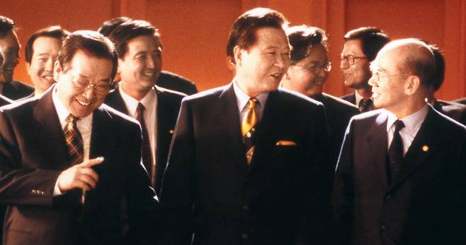 DJP 연합… 한배 탄 김종필·김대중·박태준 - 1997년 15대 대선 당시 김대중(앞줄 가운데) 전 대통령이 김종필(왼쪽) 전 국무총리, 박태준(오른쪽) 전 자민련 총재와 함께 웃으며 대화하고 있다. 세 사람은‘DJP 연합’을 성사시켜 정권 교체에 성공했다. /란 스튜디오