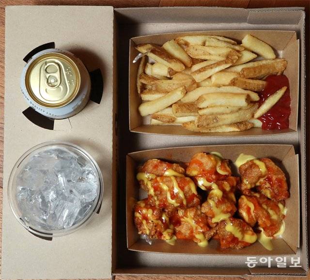 혼영족을 위한 혼맥세트. 맥주 한 캔과 치킨 등 간단한 안주로 구성돼 있다. 양회성 기자 yohan@donga.com