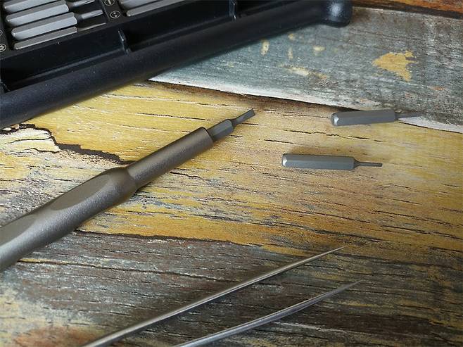 비트와 드라이버 본체를 결합한 모습