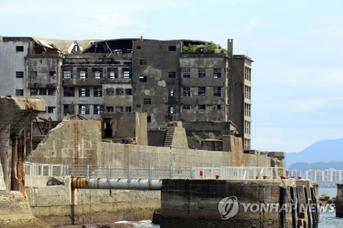 군함도 조선인 강제노역 인정 둘러싼 2차 외교전 개막 (서울=연합뉴스) 24일(현지시간) 개막한 유네스코 세계유산위원회 회의에서, 3년 전 세계유산으로 등재된 일본 산업시설에서의 조선인 등의 강제노동 문제가 다시 도마 위에 오를 예정이어서 최종 결과가 주목된다.      25일 외교 소식통에 따르면 다음 달 4일까지 바레인 마나마에서 열리는 세계유산위원회 회의에서 2015년 일본 메이지(明治) 산업유산들이 유네스코 세계유산으로 등재될 당시 해당 시설과 관련한 '전체 역사'를 알리겠다고 한 일본의 약속 이행에 대한 평가가 이뤄진다.      사진은 지난 2016년 7월 1일 폐허로 방치된 하시마(端島, 일명 '군함도')탄광 내 건물 모습.  [연합뉴스 자료사진=연합뉴스]    photo@yna.co.kr