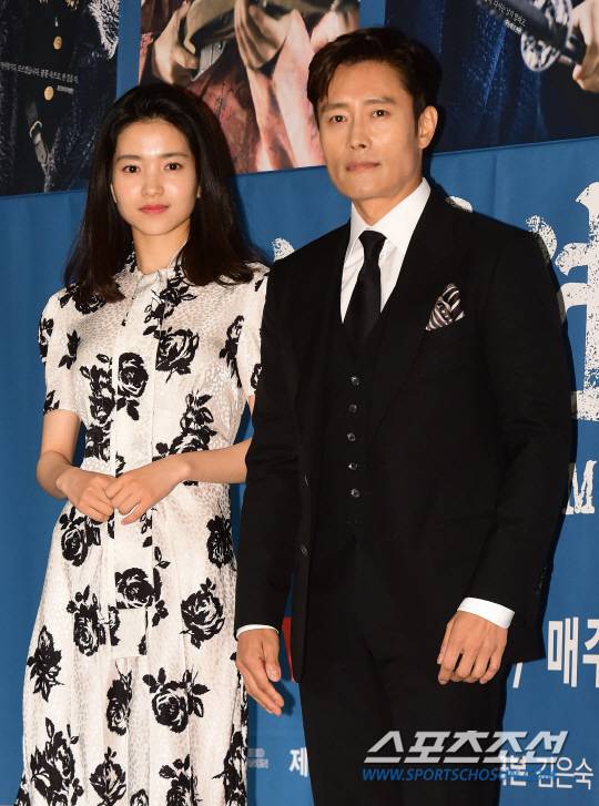 26일 오후 서울 강남구 논현동 파티오나인에서 tvN 새 드라마 '미스터 션샤인'(연출 이응복, 극본 김은숙)제작발표회가 열렸다. 배우 이병헌과 김태리가 포즈를 취하고 있다.     '미스터 션샤인'은 신미양요(1871년) 때 군함에 승선해 미국에 떨어진 한 소년이 미국 군인 신분으로 자신을 버린 조국인 조선으로 돌아와 주둔하며 벌어지는 일을 그린 드라마. 김은숙 작가와 이응복 감독이 '태양의 후예', '도깨비' 이후 다시 한 번 의기투합한 작품으로 7월 7일 밤 9시 첫 방송된다.   김보라 기자boradori@sportschosun.com/2018.06.26/