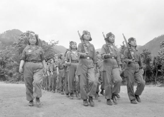 한국전쟁 여성의용군 대원들이 총을 들고 행진 훈련을 받고 있다. 당시 이들은 자발적으로 입대해 참전했고 정훈·간호·행정·유격 임무를 맡았다. [사진 국가기록원]