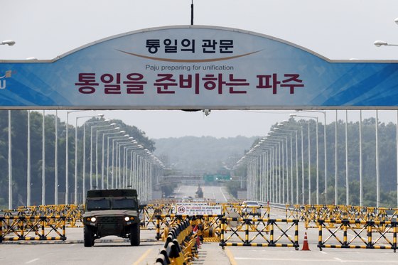 24일 오후 경기도 파주시 통일대교에서 군 차량이 분주하게 기동하고 있다. 전날 미군 유해를 북한으로부터 넘겨받는데 쓰일 나무 상자 100여 개가 판문점으로 이송됐다. [뉴스1]