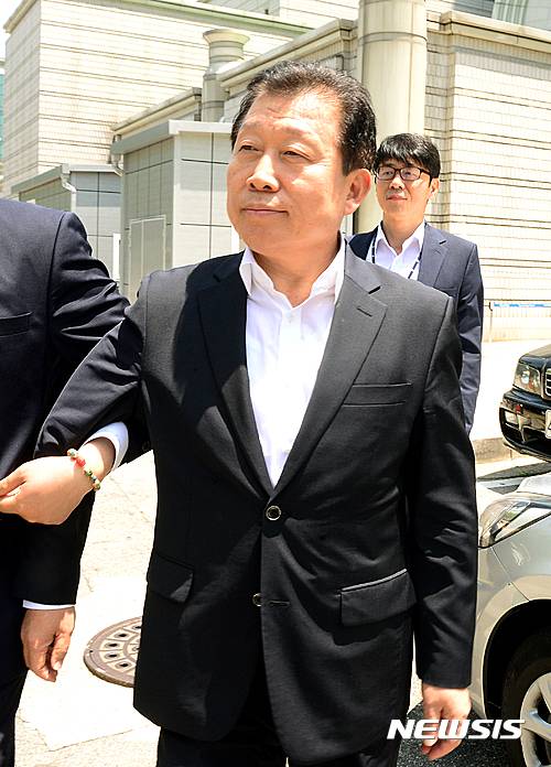 【서울=뉴시스】김동민 기자 = 고재호(63) 전 대우조선해양 사장이 지난 2016년 7월8일 오후 5조원대 회계 사기 혐의 구속 전 피의자 심문(영장실질심사)을 마치고 서울 서초구 서울중앙지법을 나서고 있다. 2016.07.08.life@newsis.com