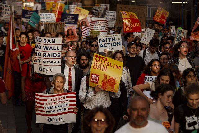 미 연방대법원이 하와이 주 정부가 제기한 이슬람권 5개국 국민의 미국 입국을 제한하는 '반이민 행정명령'의 위헌소송 최종심에서 원고패소 판결을 내린 가운데 26일(현지시간) 뉴욕에서 시민들이 항의 시위 행진을 하고 있다.  AP 연합뉴스