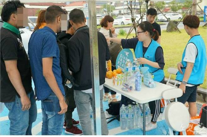 비영리시민단체인 글로벌이너피스는 제주출입국·외국인청사 앞마당에서 예멘 난민들에게 후원 물품을 제공하고 있다. <사진=고상현 기자>