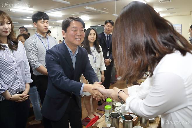 안철수 바른미래당 전 대표가 27일 오전 서울 여의도 한 식당에서 열린 사무처 당직자와의 오찬에 참석해 지난 6.13 지방선거의 노고에 감사 인사를 하고 있다. ⓒ유성호