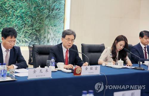 김현종 통상교섭본부장, 중국 상무부 부장 면담 (서울=연합뉴스) 김현종 산업통상자원부 통상교섭본부장이 27 오후 중국 북경에서 중샨 중국 상무부 부장과 '한-중 양국 간 경제협력 강화방안과 통상현안' 등을 논의하고 있다. [산업통상자원부 제공=연합뉴스]    photo@yna.co.kr