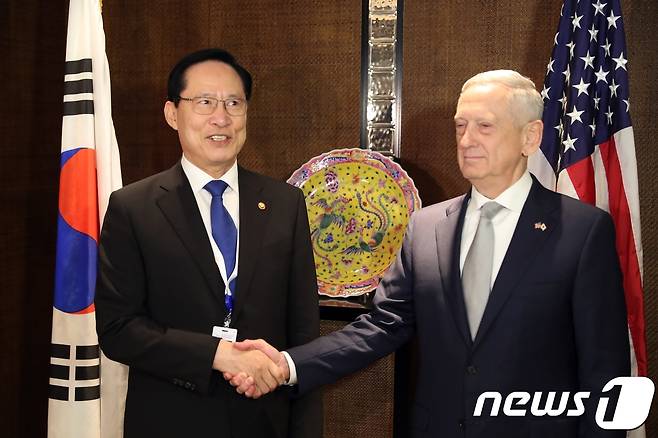 송영무 국방부장관(왼쪽)과 제임스 매티스 미국 국방장관이 지난 2일 싱가포르 샹그릴라 호텔에서 열린 '아시아안보회의'에서 한미 국방장관 회담에 앞서 악수를 하고 있다.© News1 성도현 기자