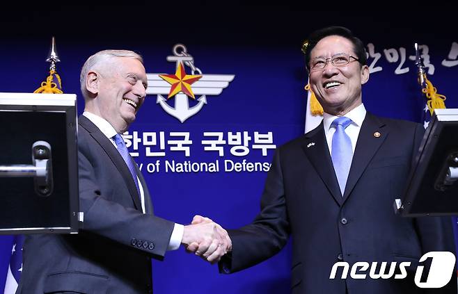 송영무 국방부 장관과 제임스 매티스 미국 국방장관이 지난해 10월 서울 용산구 국방부에서 한미 안보협의회 공동 기자회견을 마친 후 악수를 하고 있다. © News1 신웅수 기자